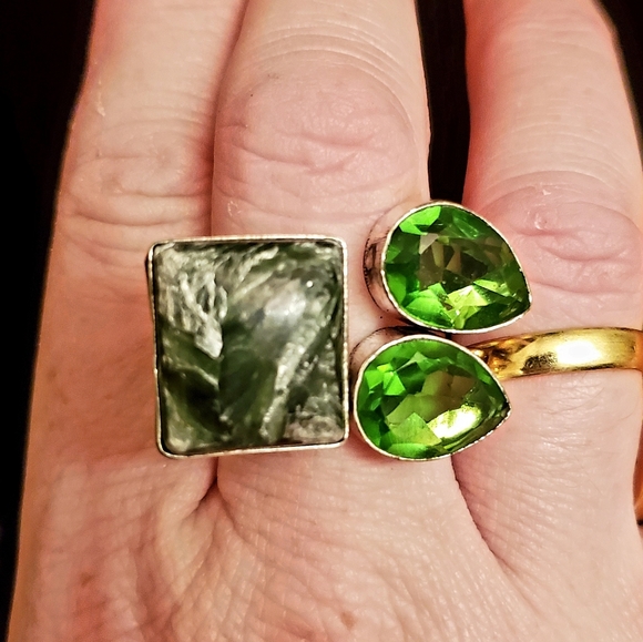 New Seraphinite & Peridot Silver Open Cuff Ring. - Picture 6 of 8